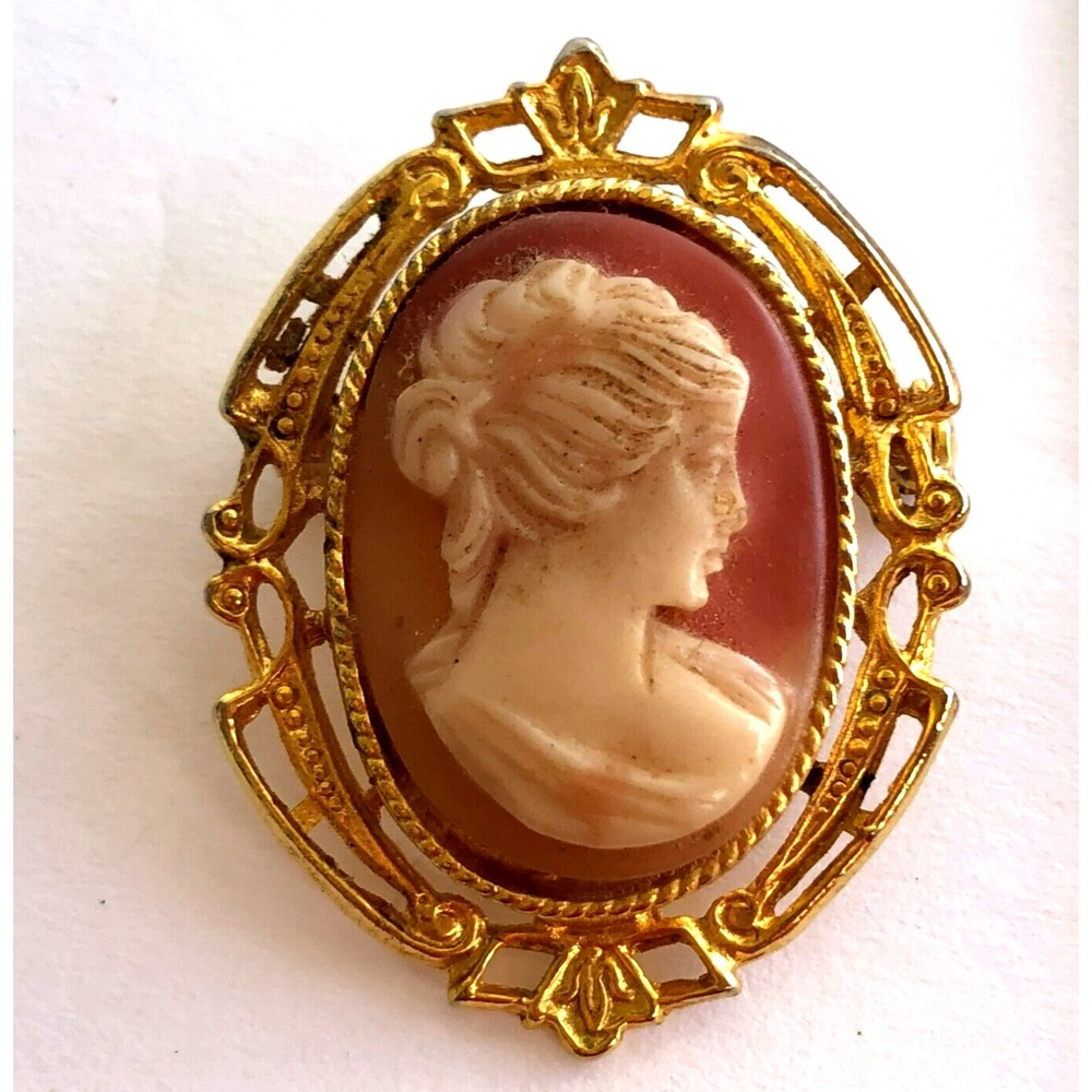Vintage Cameo Oval Brooch, Gold Tone Light Pink Beige Unsigned